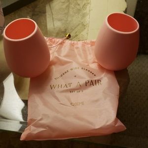 Pair of flexible silicone wine glasses**Bogo on al